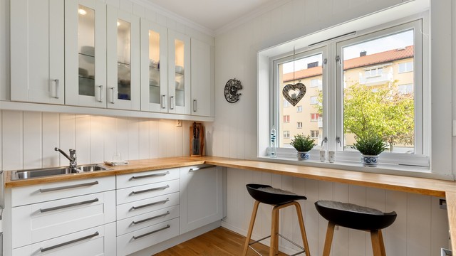 Kjøkkenet er lyst og har en tidløs innredning fra 2012.