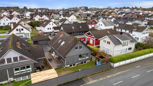 Lene Hviding v/Krogsveen har gleden av å presentere Røsslyngveien 17.