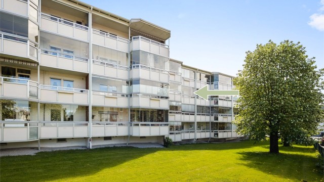 Leiligheten er beliggende i byggets tredje etasje.
