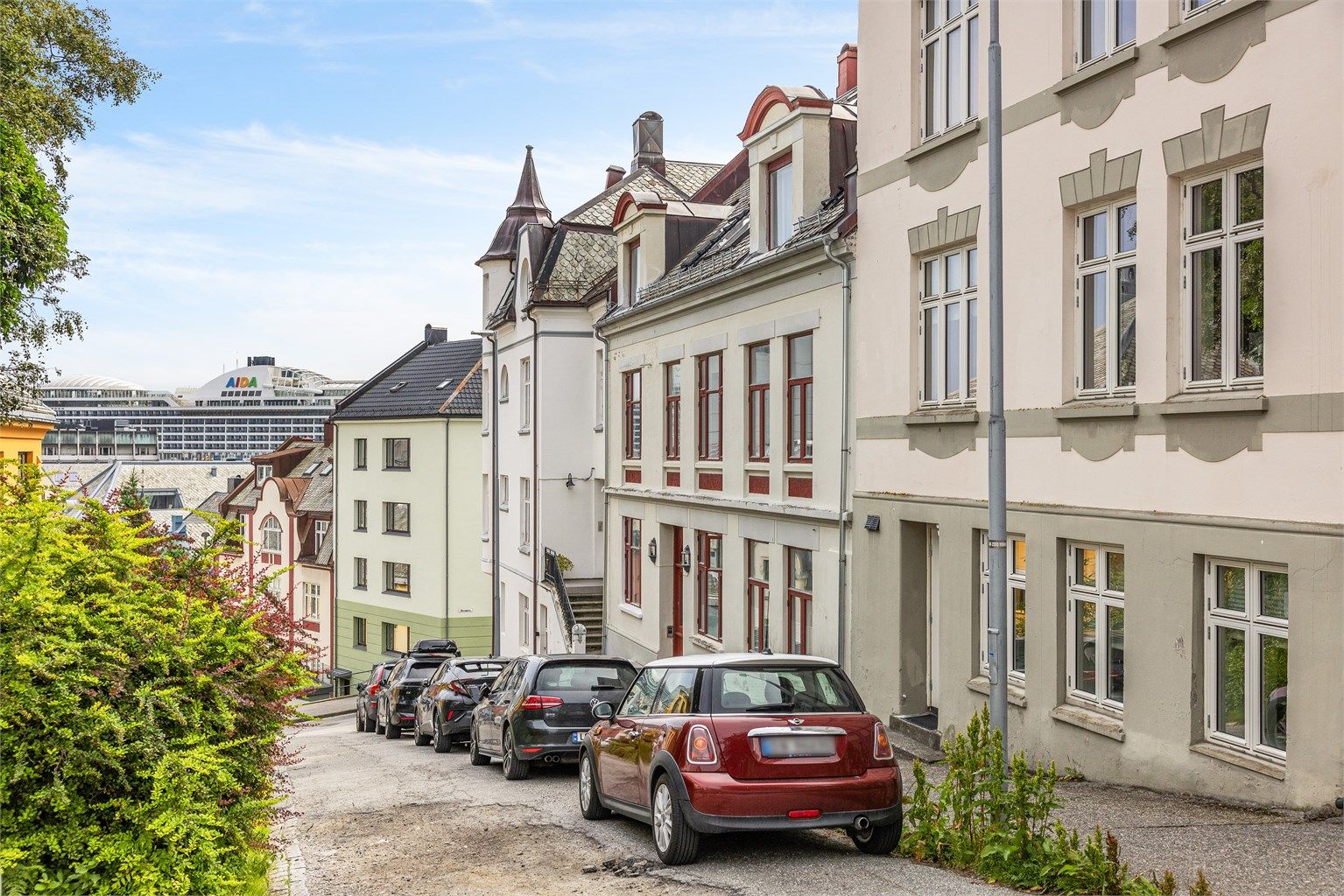 Leiligheten har en rolig og tilbaketrukket plassering, med bylivet rett utenfor døren.
Foto: Odin Jæger