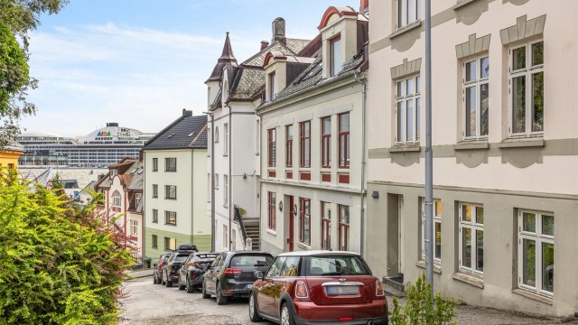 Leiligheten har en rolig og tilbaketrukket plassering, med bylivet rett utenfor døren.
Foto: Odin Jæger