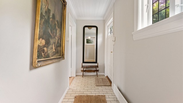 Entréen leder inn til den romslige hallen og videre inn i boligen.