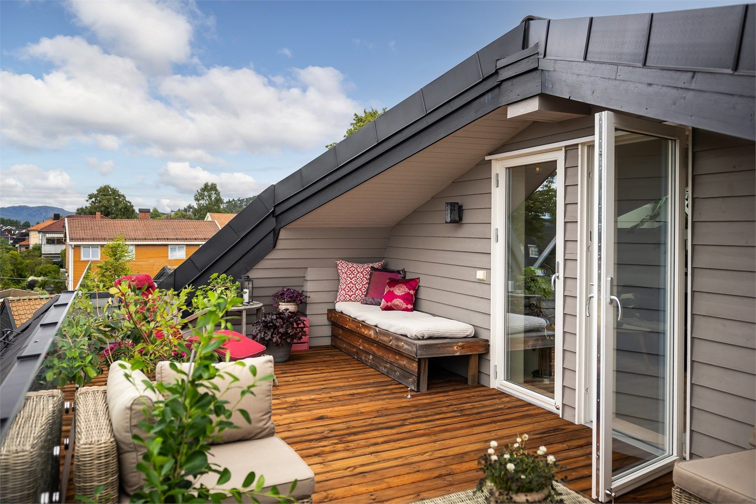 Den private takterrassen på ca. 20 m² er ett av boligens høydepunkter, med flott utsikt, gode solforhold og direkte adkomst fra loftstuen