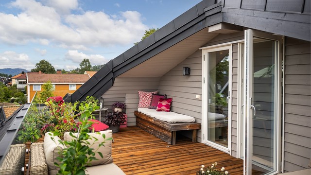 Den private takterrassen på ca. 20 m² er ett av boligens høydepunkter, med flott utsikt, gode solforhold og direkte adkomst fra loftstuen