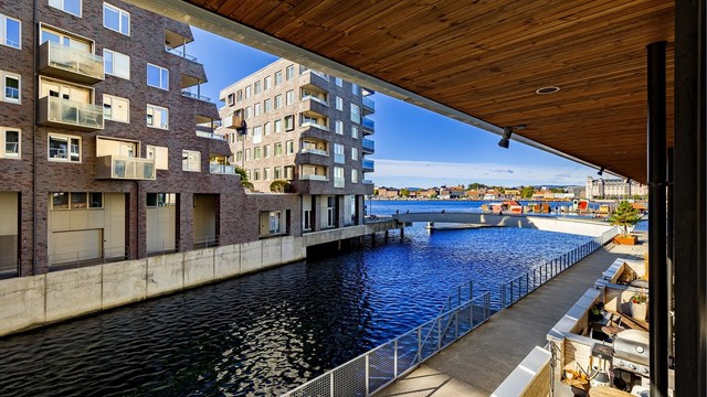 Utsikt langs kanalen og gangbroen som forbinder Sørenga med fastlandet. Foto: Zovenfra