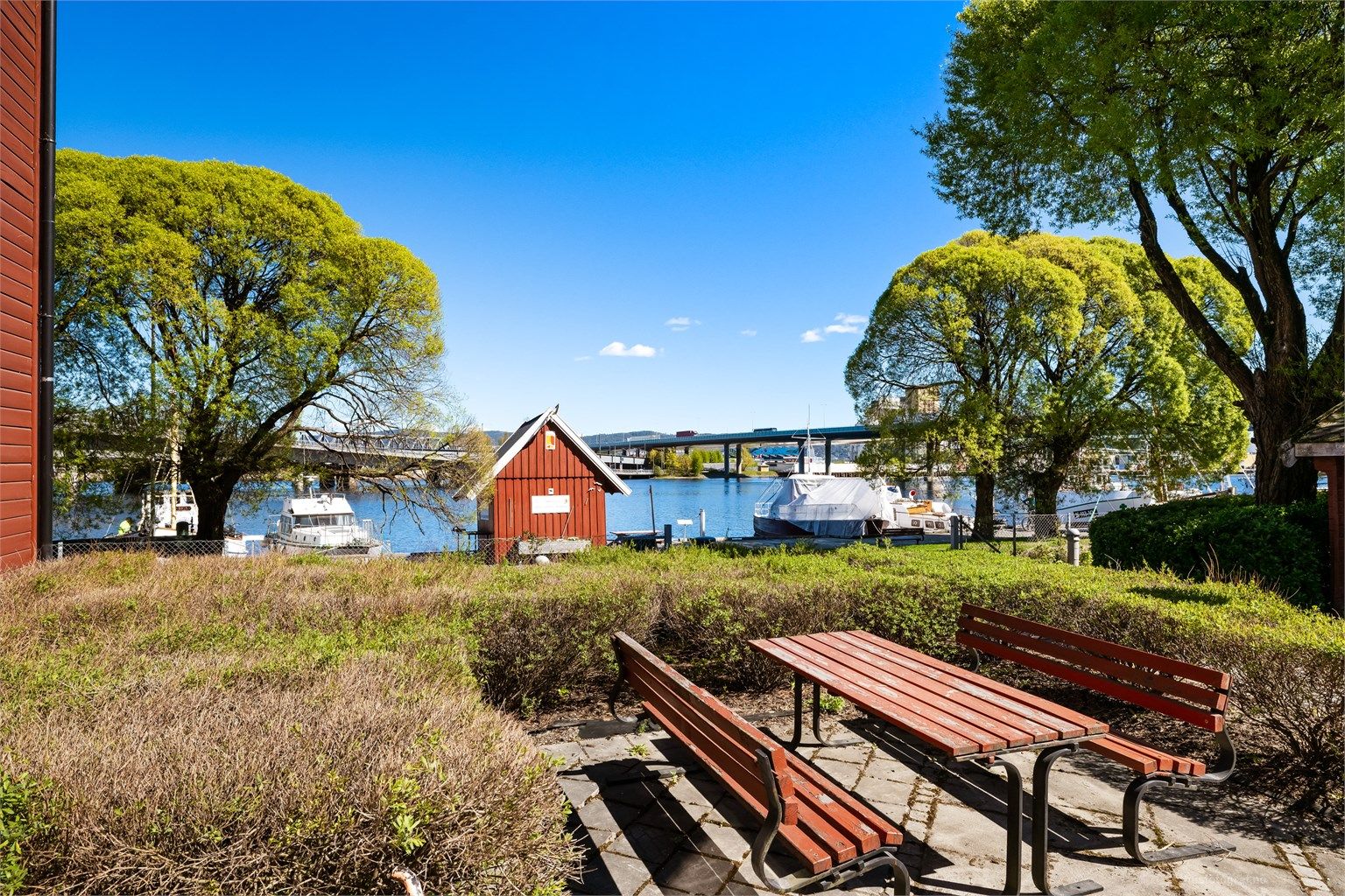 Sameiets fellesarealer er pent opparbeidet med sittegrupper og grøntarealer.
