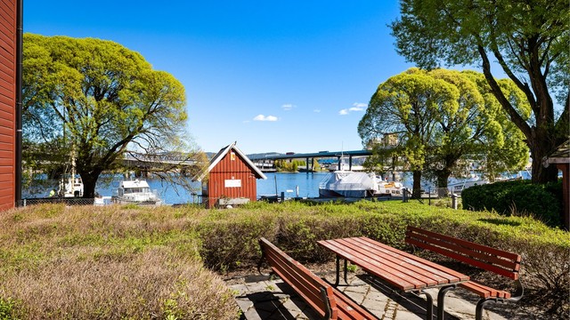 Sameiets fellesarealer er pent opparbeidet med sittegrupper og grøntarealer.