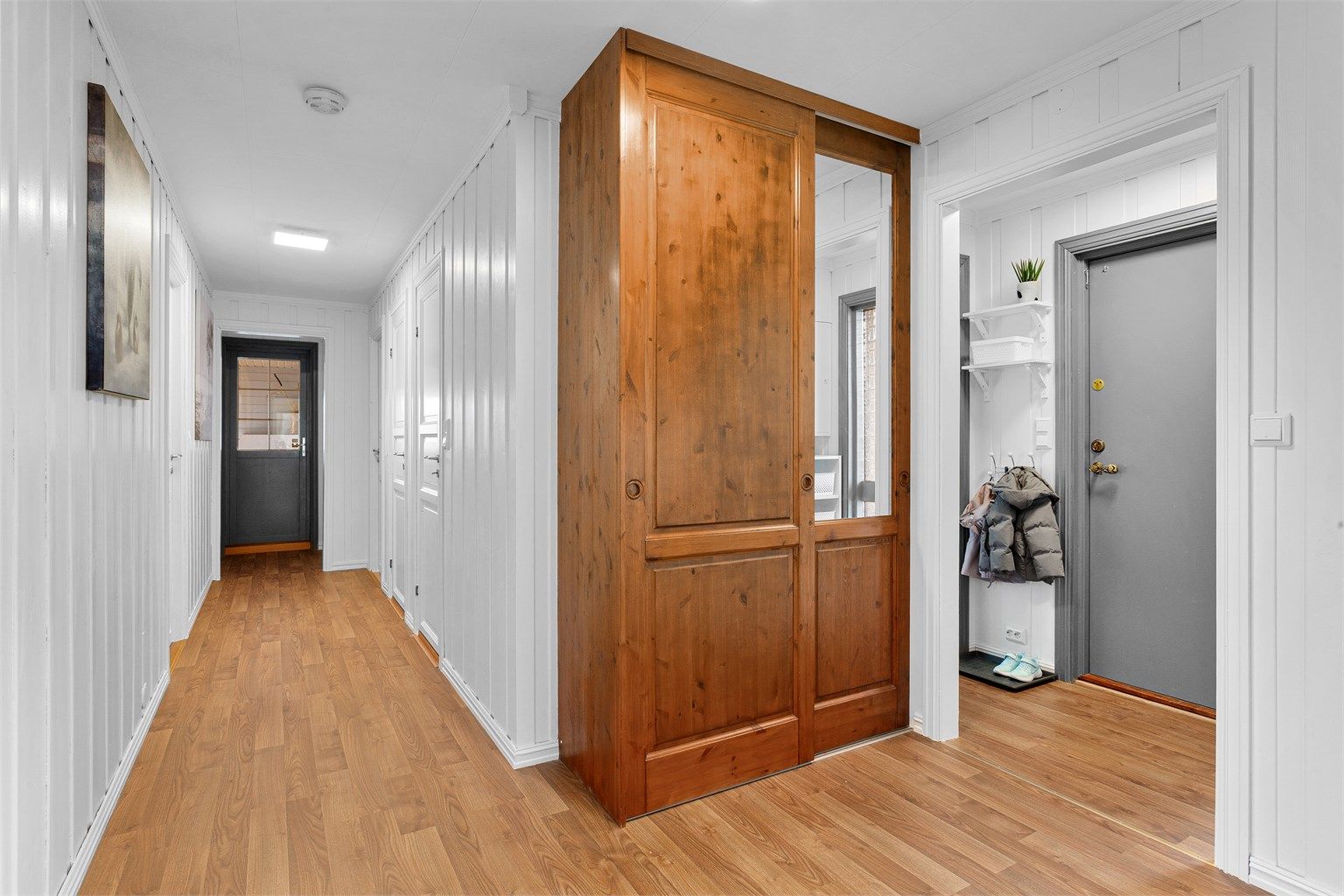 Gang med garderobeskap