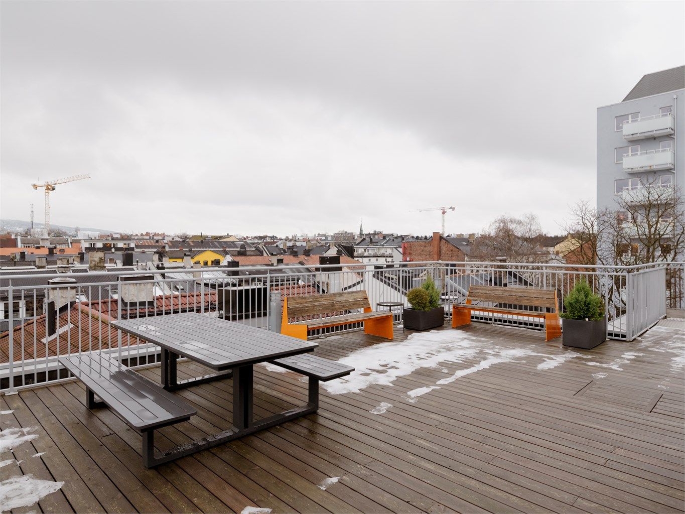 Takterrassen byr på flott utsikt og gode solforhold. Se for deg en vakker sommerdag her!