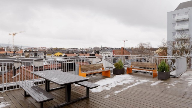 Takterrassen byr på flott utsikt og gode solforhold. Se for deg en vakker sommerdag her!