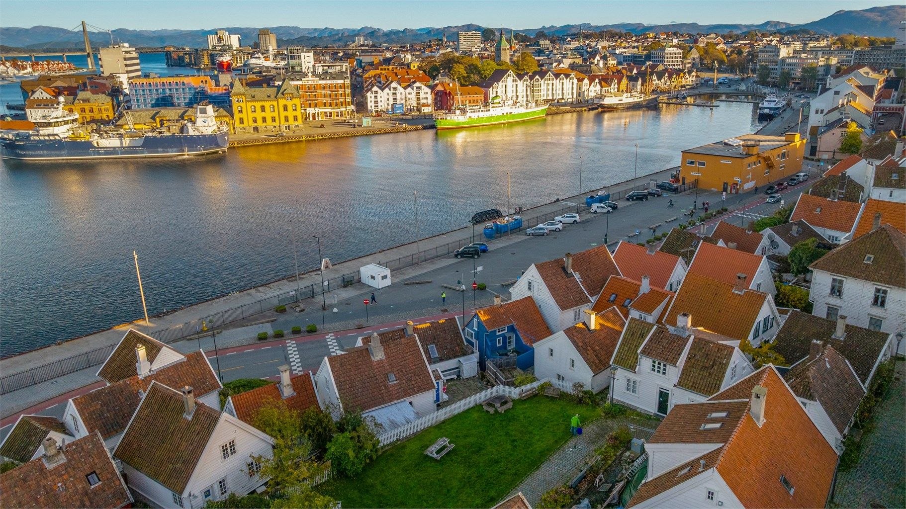 Den lille blå boligen midt i hjertet av Stavanger, med egen uteplass og nærhet til alt sentrum har å by på.