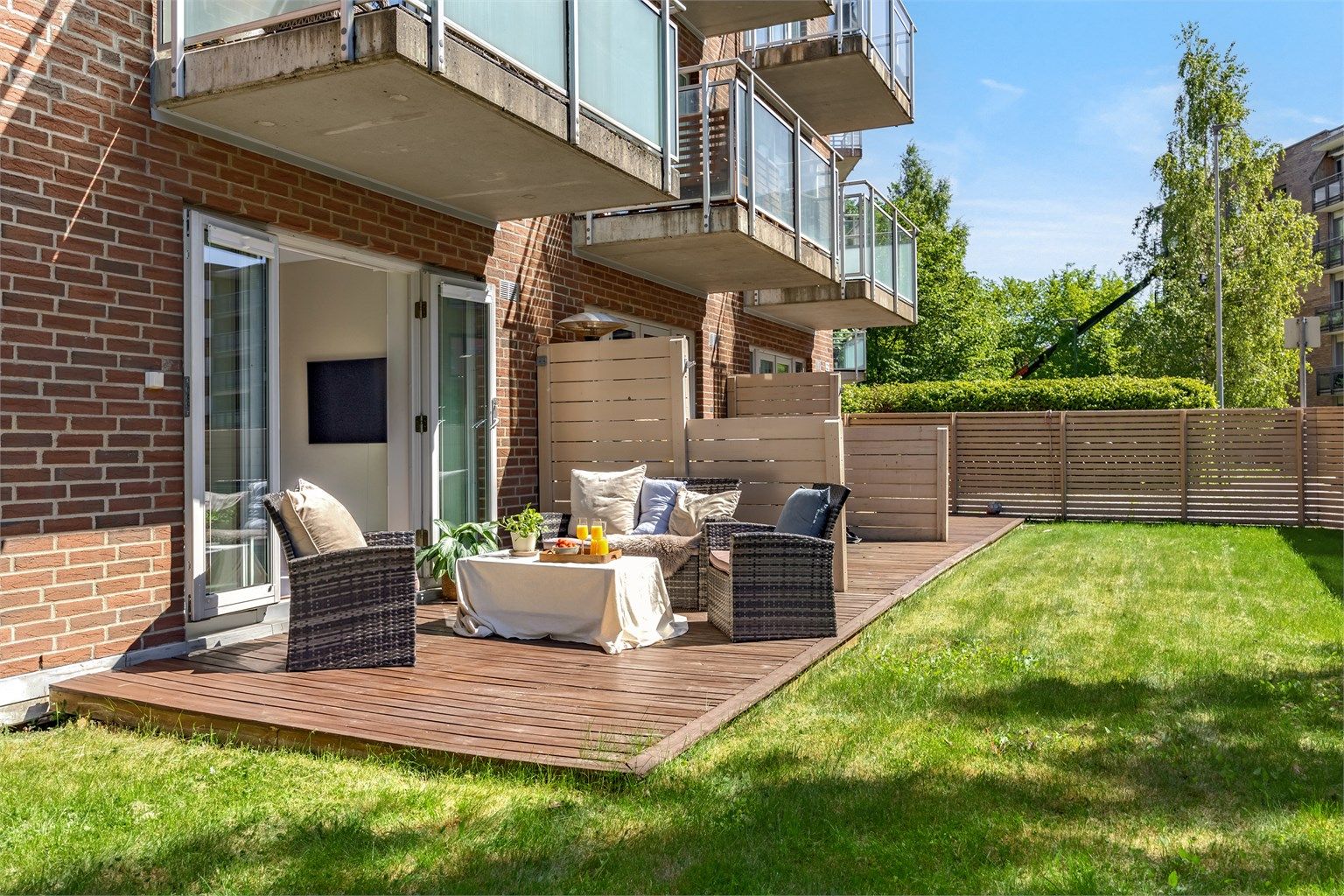 God beliggenhet på enden av rekken. Her kan du bare åpne opp og forlenge stuen hele sommerhalvåret!