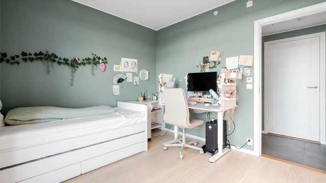 Rommet har god plass til både seng og en egen arbeids- eller lesekrok.
