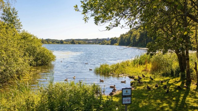 Med Østensjøvannet og Østmarka som nærmeste nabo er det rike tur- og rekreasjonsmuligheter året rundt, rett utenfor døren.