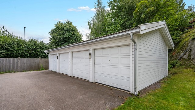 Leiligheten har garasjeplass i felles rekke. Garasjerekken har leddporter med automatisk portåpner.