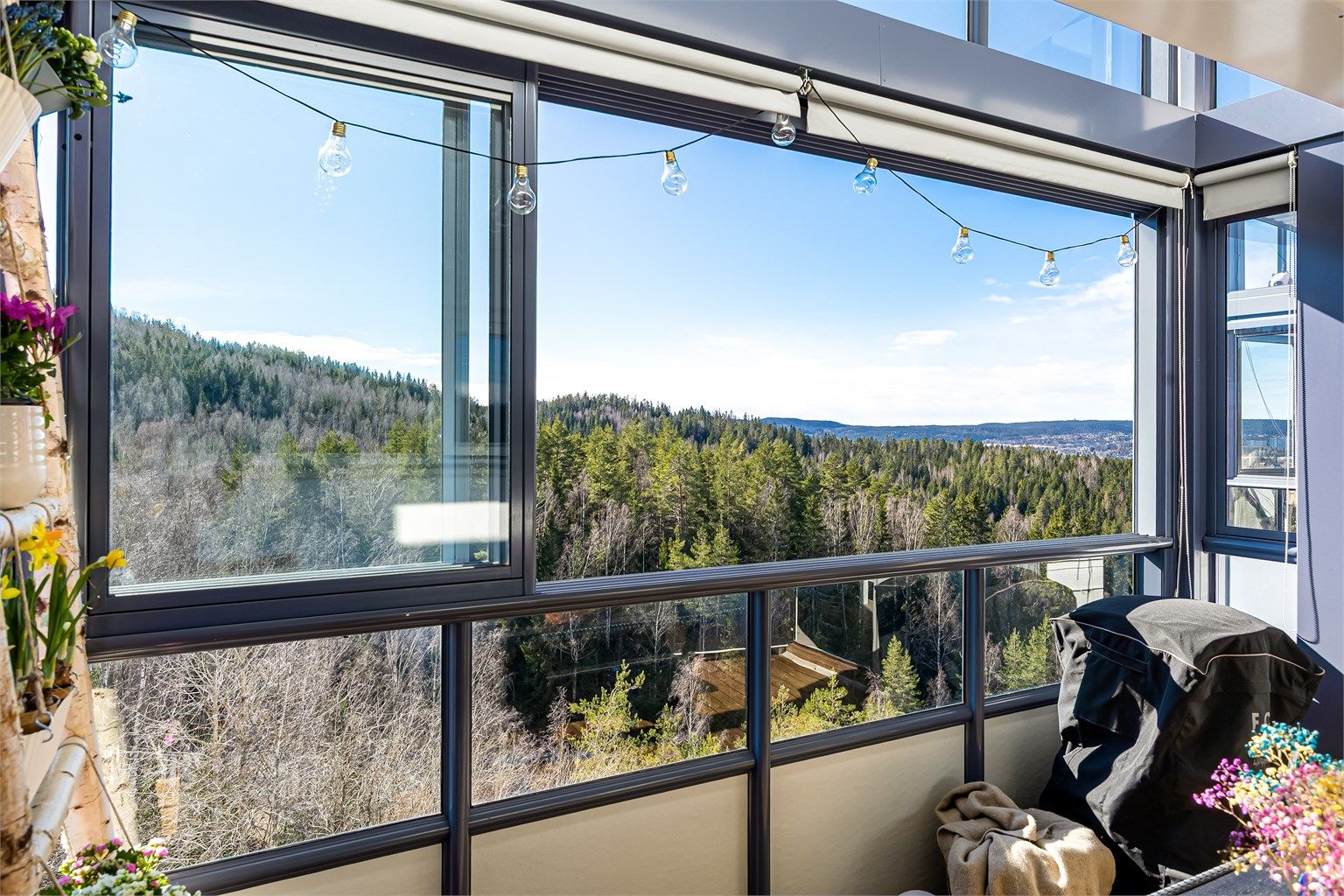 Leiligheten ligger fint plassert på hjørnet og fra stuen er det utgang til en innglasset balkong med vidstrakt og naturskjønn utsikt. 