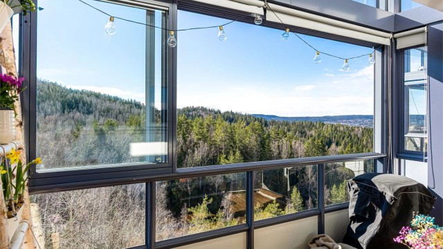 Leiligheten ligger fint plassert på hjørnet og fra stuen er det utgang til en innglasset balkong med vidstrakt og naturskjønn utsikt.