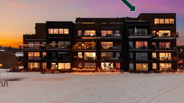 Innholdsrik topp- og endeleilighet med stor takterrasse med flott utsikt og gode solforhold. Boligen har en stor parkeringsplass med lader. Foto: Trond Reder