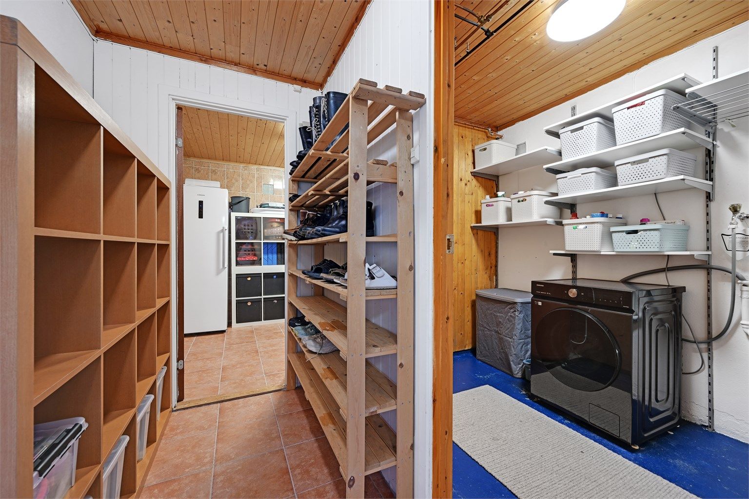 Flere boder med smarte lagringsmulighetet. Adkomst til vaskerom. 