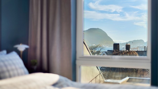 Her vil man våkne og legge seg med et nydelig utsyn til skifertak, Borgundfjorden og Sukkertoppen