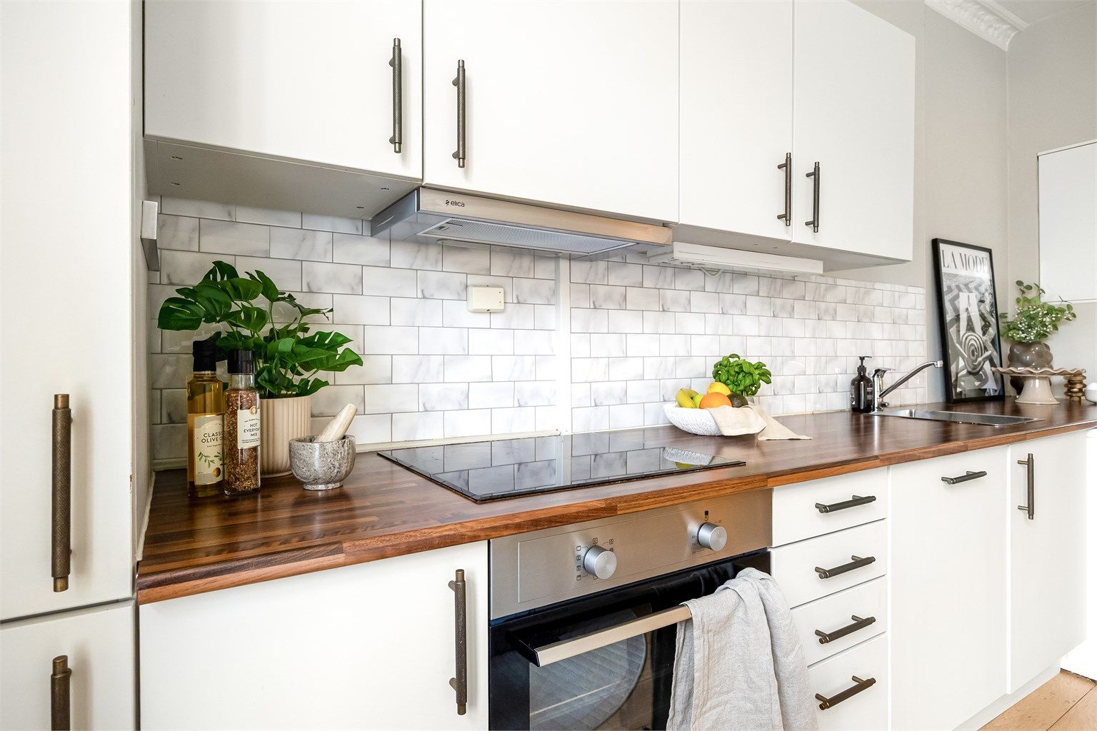 Det er godt med skap- og benkeplass samt belysning og stikkontakter over benk.