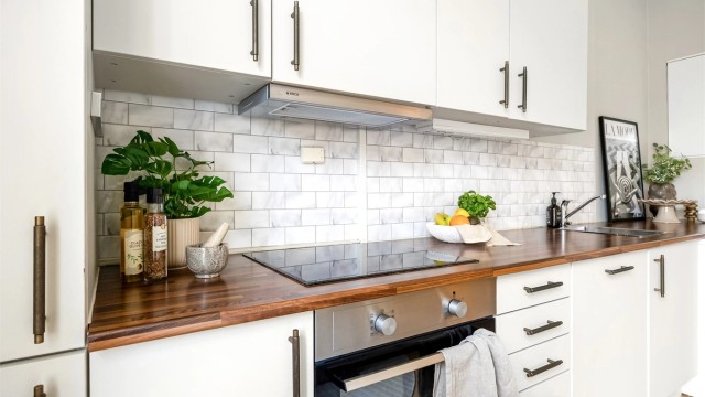 Det er godt med skap- og benkeplass samt belysning og stikkontakter over benk.