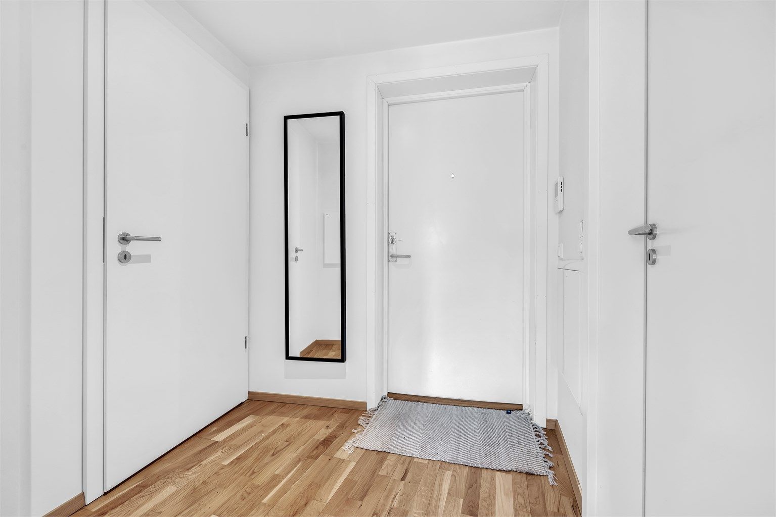 Entré med plass til å henge fra deg yttertøy og sko. Ekstra oppbevaringsplass i tilknyttet bod. 