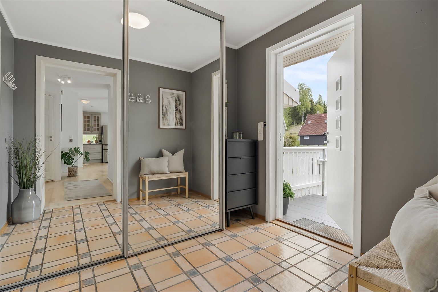 Praktisk entré med integrert garderobeløsning og varme i gulvet.