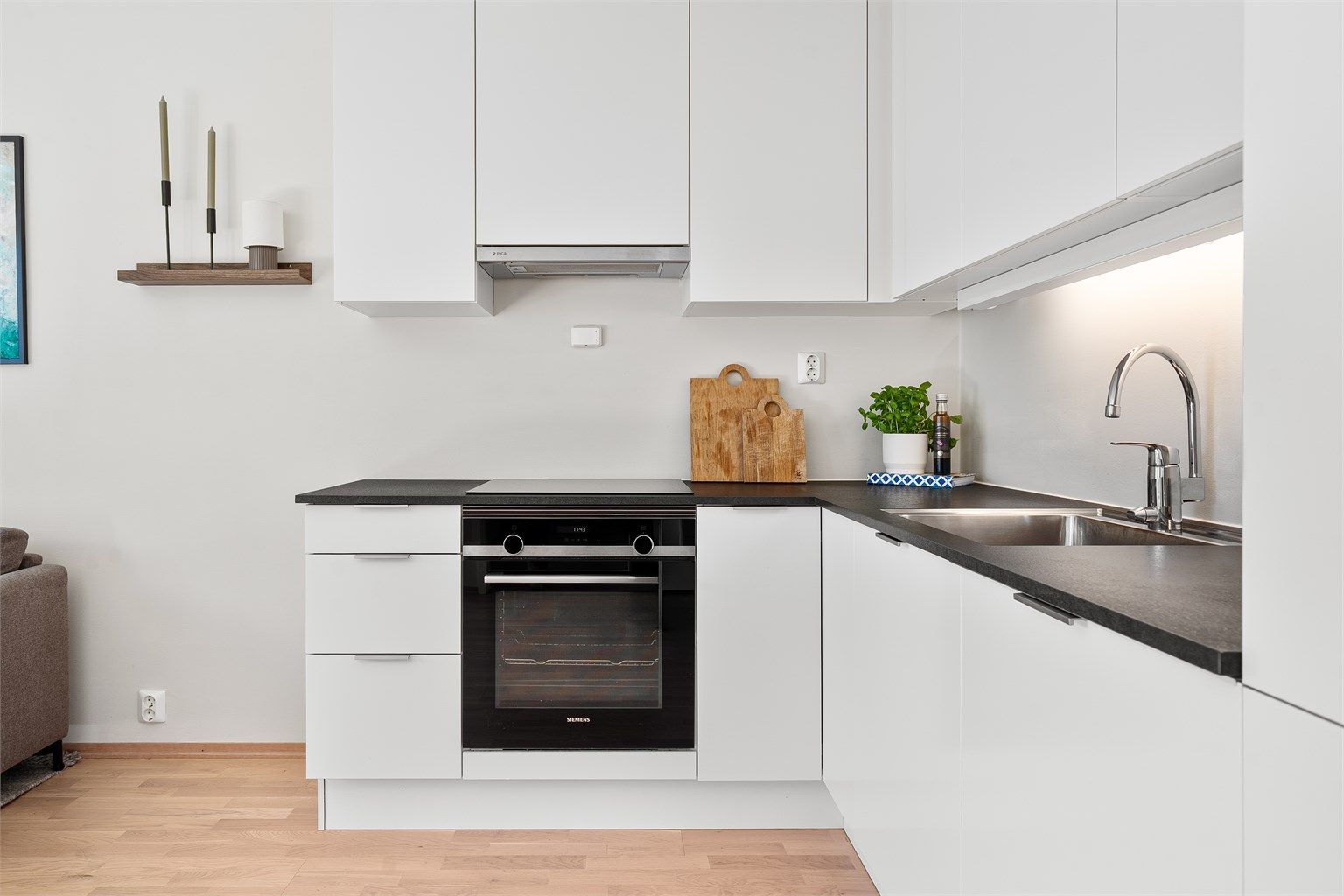 Stilrent Sigdal kjøkken med slette fronter og benkeplate i laminat.