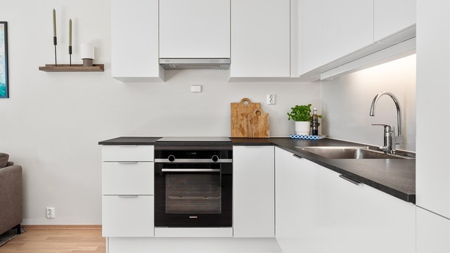 Stilrent Sigdal kjøkken med slette fronter og benkeplate i laminat.