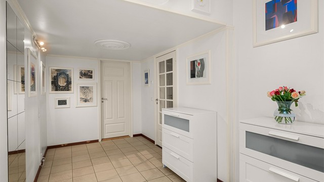 Romslig entré/gang med god plass til oppbevaring av yttertøy og sko. Det foreligger ikke opprinnelige tegninger for entréen/gangen, boden på 5 kvm og vaskerommet på 4 kvm. Kjøper overtar alt ansvar, eventuell kostnad og risiko for dette.