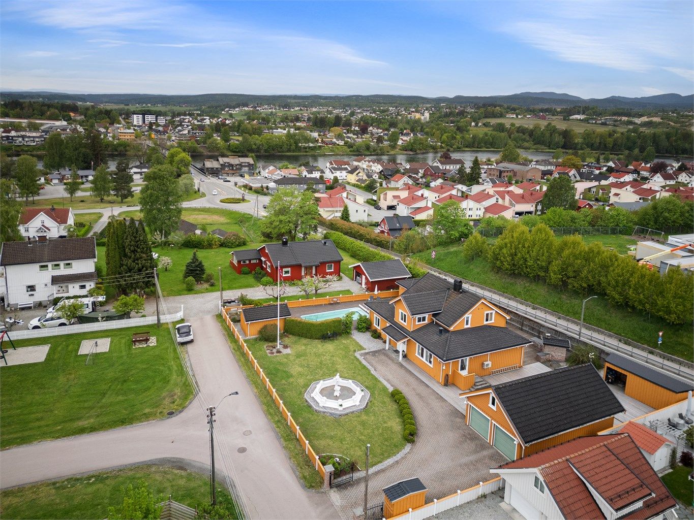 Parkering dobbelgarasje og på gårdsplass belagt med belegningsstein
Foto: Emotional Landscape Production Ole Thoresen