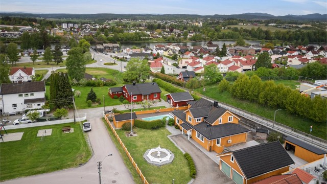 Parkering dobbelgarasje og på gårdsplass belagt med belegningsstein
Foto: Emotional Landscape Production Ole Thoresen