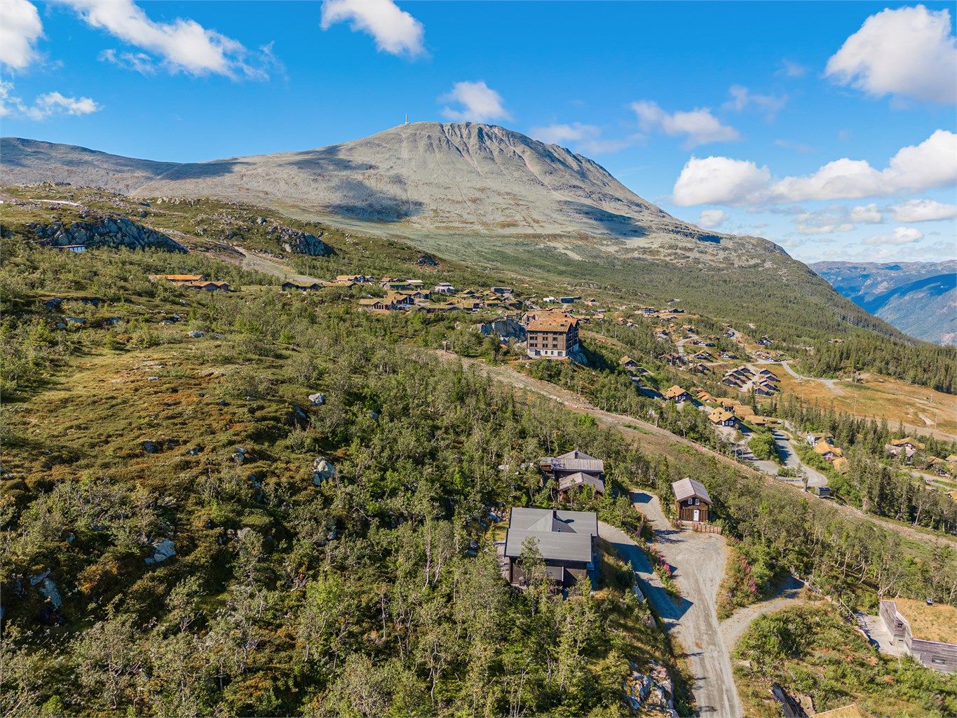 Gaustatoppen danner et mektig bakteppe for hyttefeltet.