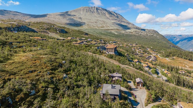 Gaustatoppen danner et mektig bakteppe for hyttefeltet.