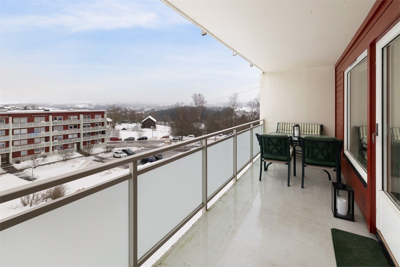 Gjennomgående selveierleilighet på 94 kvm med blant annet to balkonger og garasjeplass.