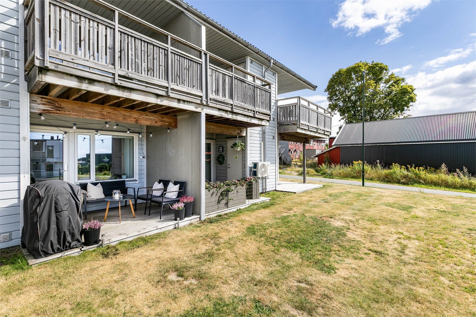 Sørvendt terrasse og fri adgang til plenen sikrer tilgang til sol hele dagen.