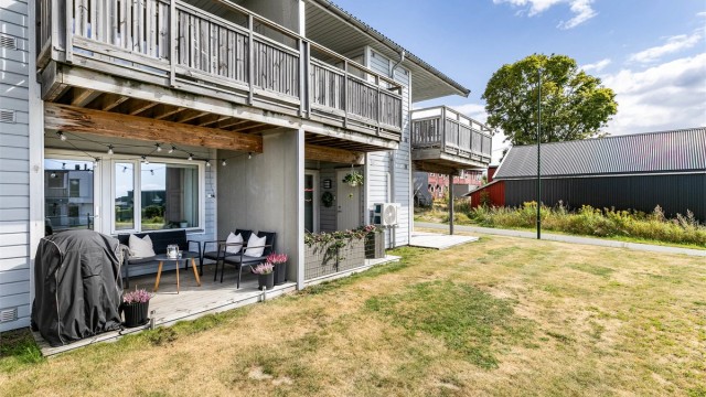 Sørvendt terrasse og fri adgang til plenen sikrer tilgang til sol hele dagen.
