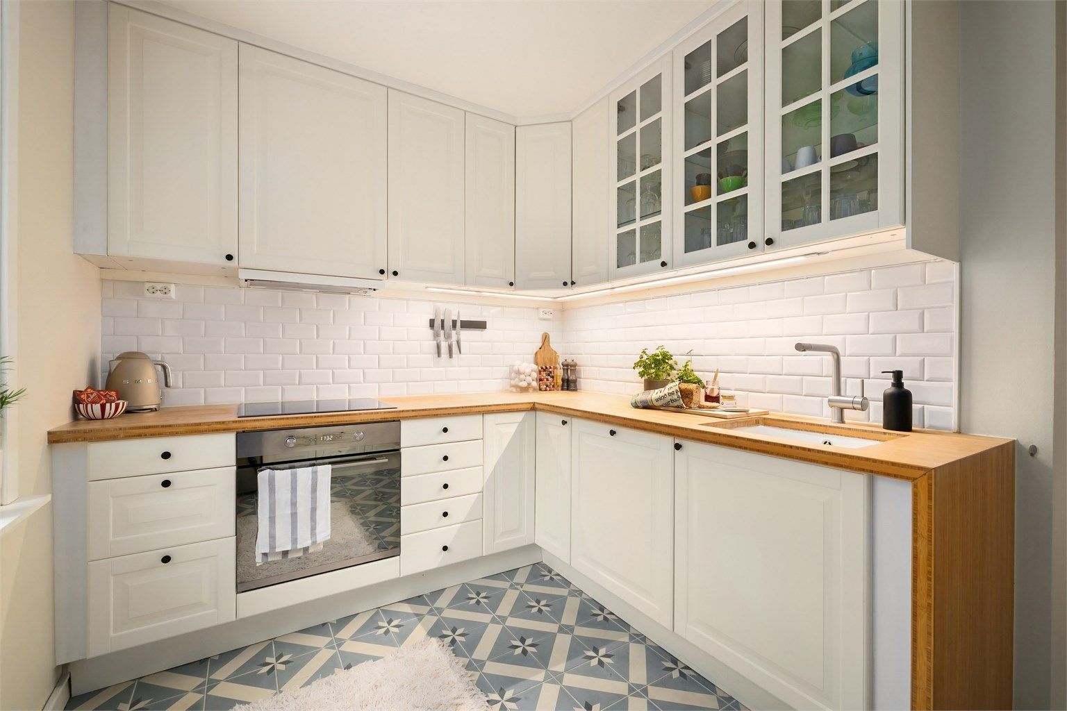 Flott, separat kjøkken med masser av lysinnslipp