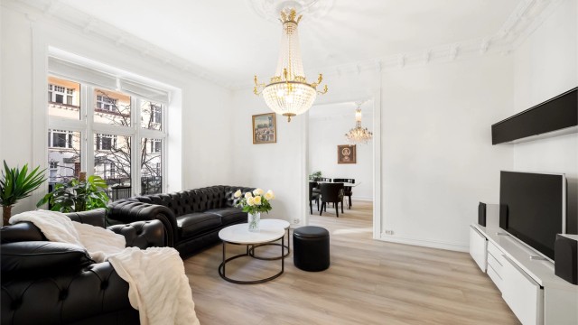 Velkommen til Magnus Bergs gate 2B! En 4-roms leilighet med klassiske elementer som stukkatur, god takhøyde og høye vinduer. Presentert av Bastian Berge. Foto av Marit Andersen