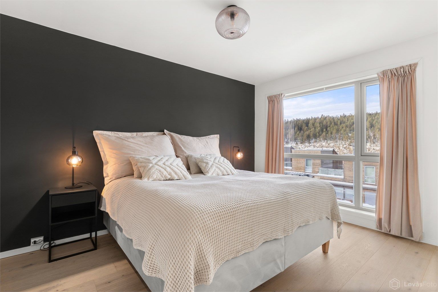 Hovedsoverommet har god plass til dobbeltseng og garderobeløsning.
