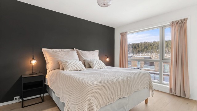 Hovedsoverommet har god plass til dobbeltseng og garderobeløsning.