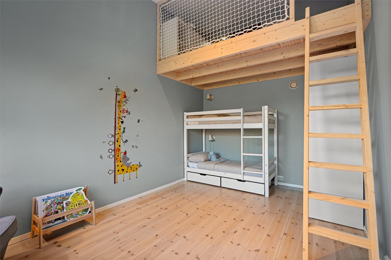 Stor og praktisk hems for maksimal utnyttelse av rom.