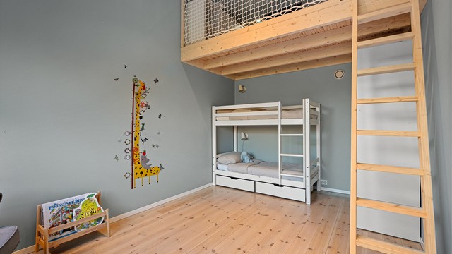 Stor og praktisk hems for maksimal utnyttelse av rom.