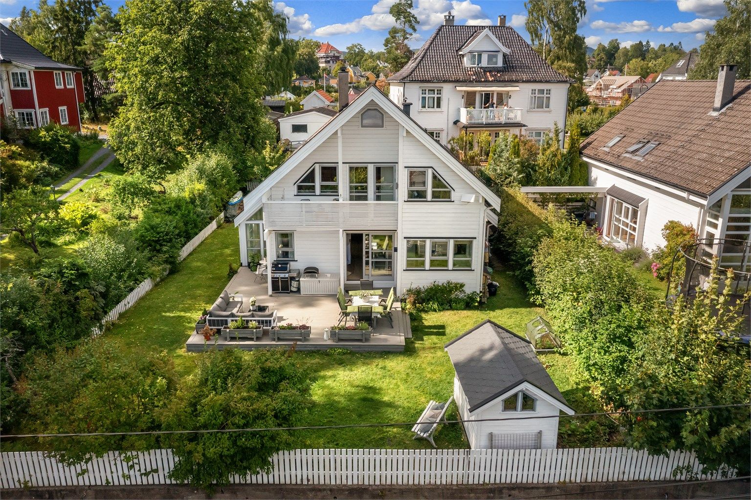 Boligen ligger skjermet til med hage rundt huset.