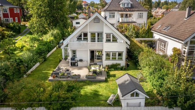 Boligen ligger skjermet til med hage rundt huset.