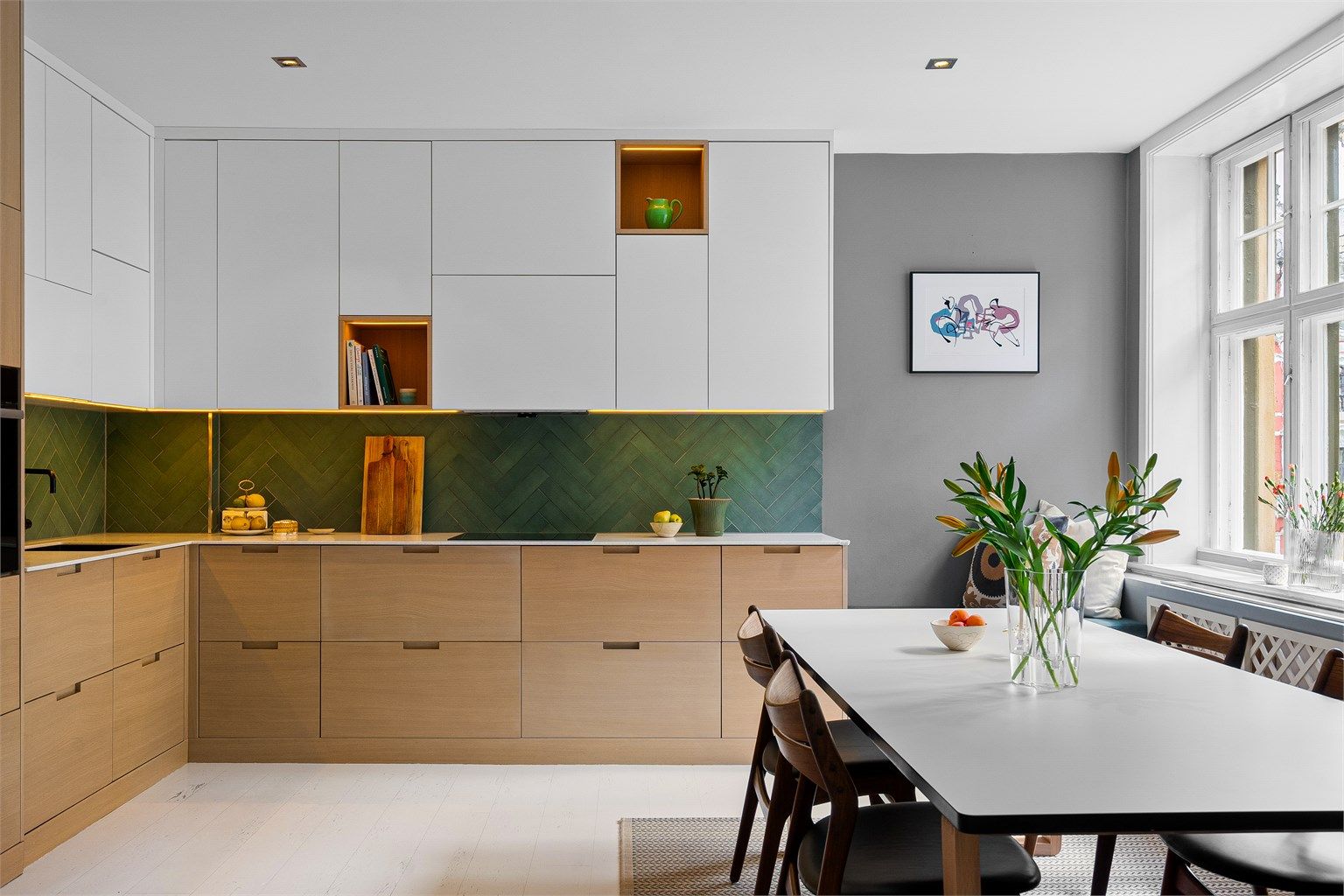  Innredningen er i heltre fra Elen Møbelstudio og benkeplate fra Corian av stein med underlimt oppvaskkum. 
