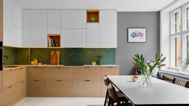Innredningen er i heltre fra Elen Møbelstudio og benkeplate fra Corian av stein med underlimt oppvaskkum.