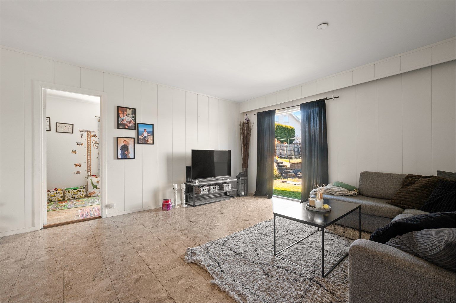 Stuen har elektrisk gulvvarme og direkte utgang til den sydvestvendte markterrassen.