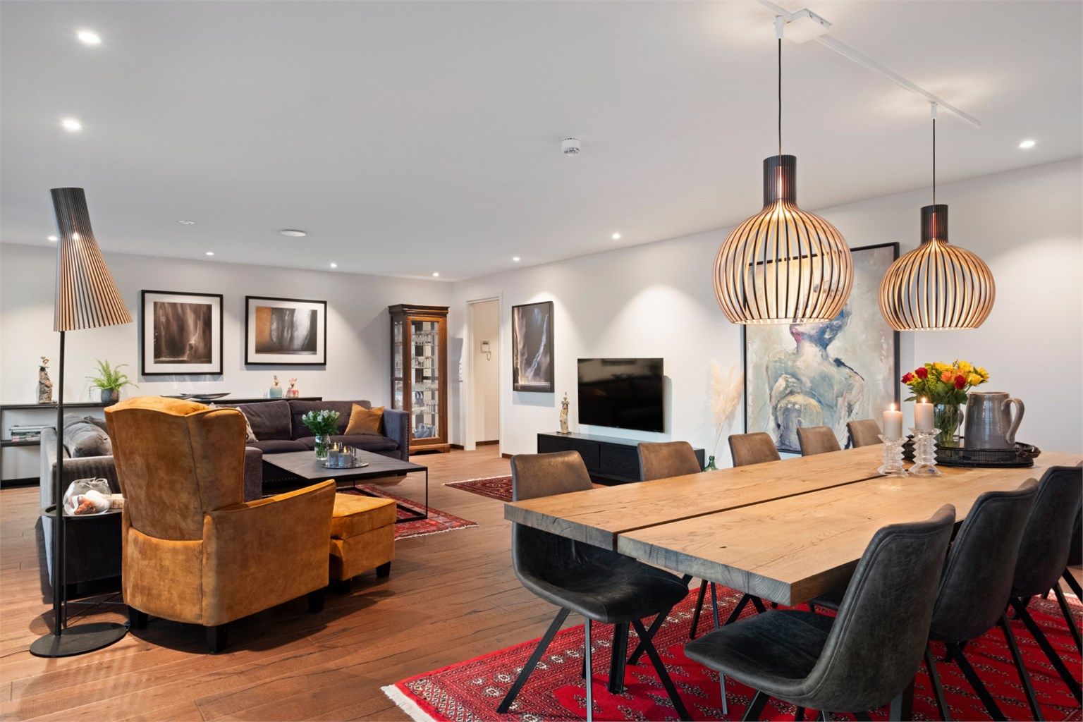 Det er god plass til romslig spisestue med plass til storfamilien